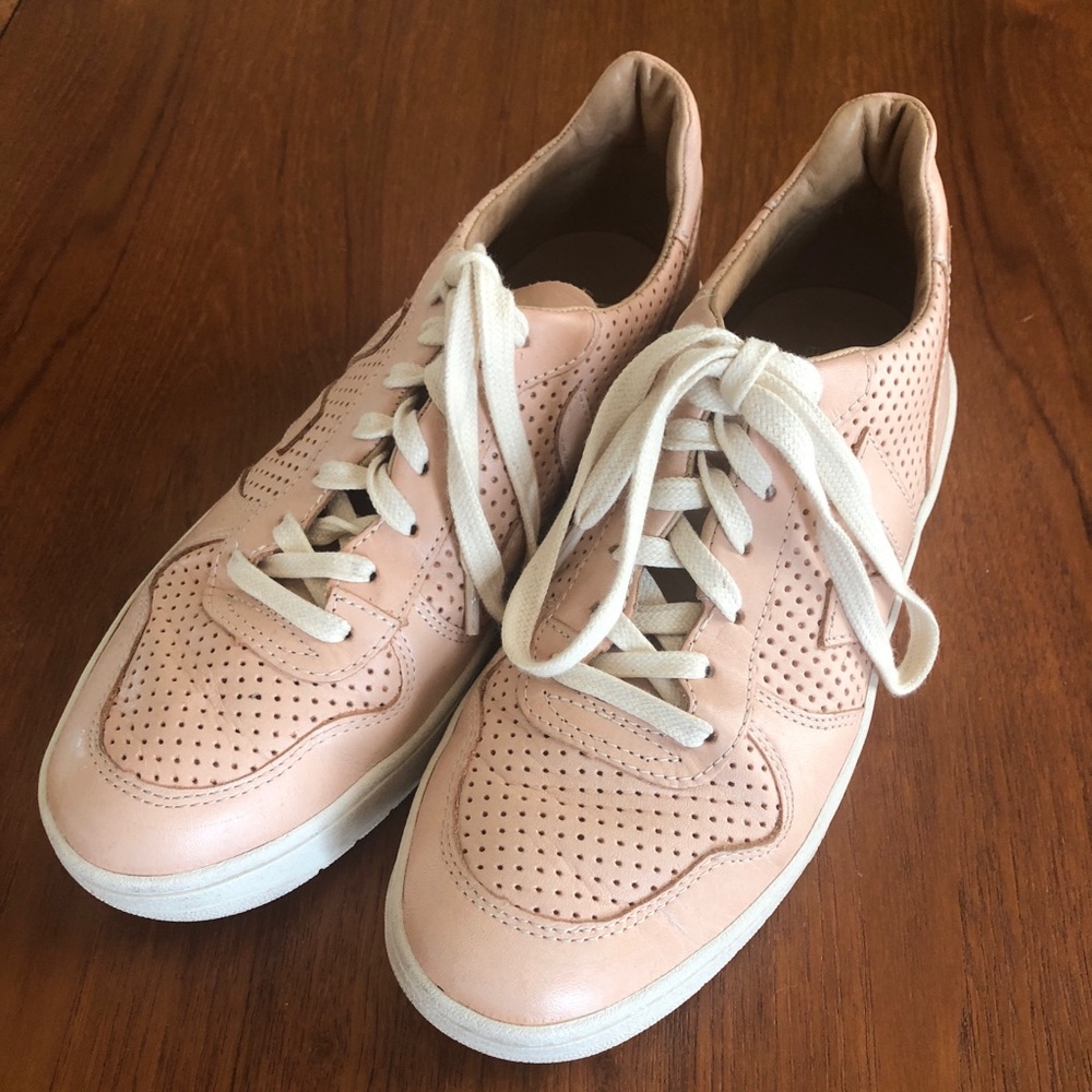 VEJA SNEAKERS. LIMITED EDITION COLOR.